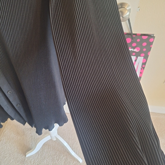 Black Pleated Button-Up Shirt Size 6 - Picture 5 of 9